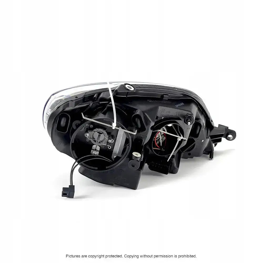 Hovedlys Vw Golf 5 05-08 sett bakfra med synlige ledninger, pærer og kontakter på hvit bakgrunn.