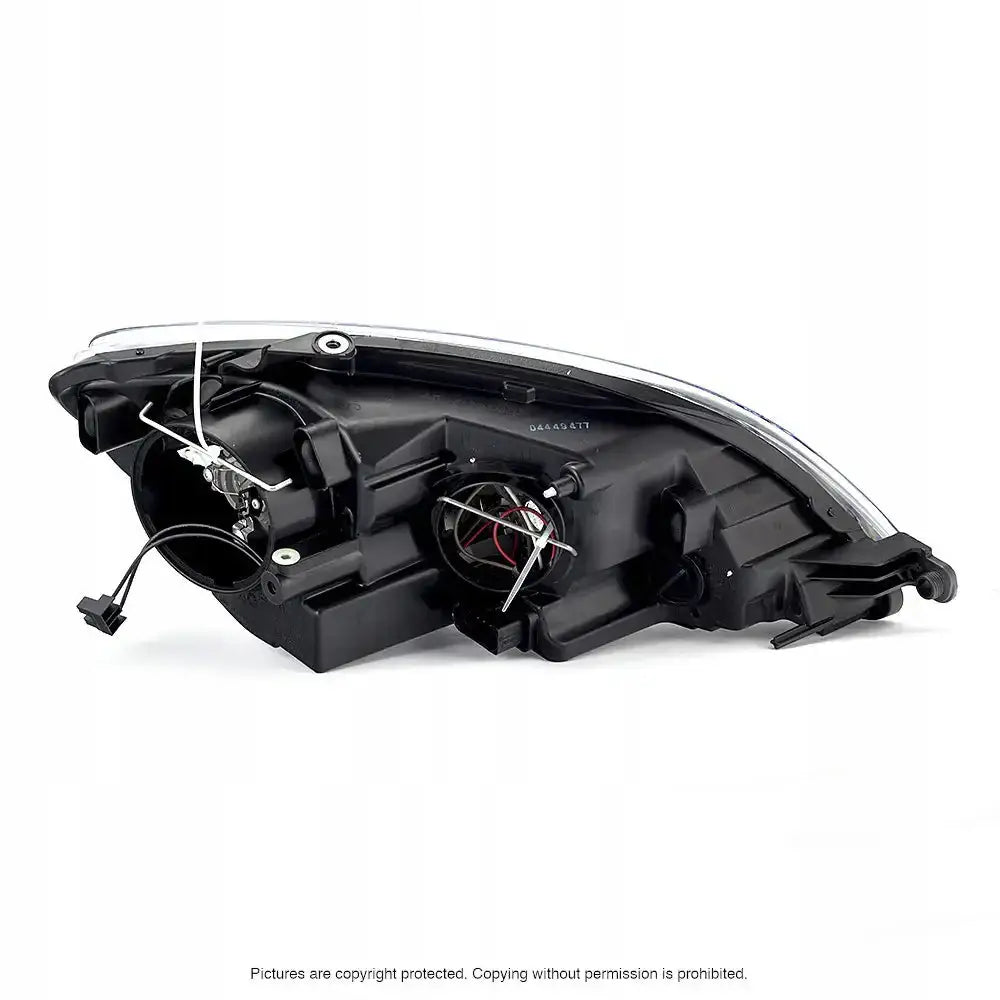 Headlights Vw Golf 5 bakside med synlige ledninger, festepunkter og matt overflate.