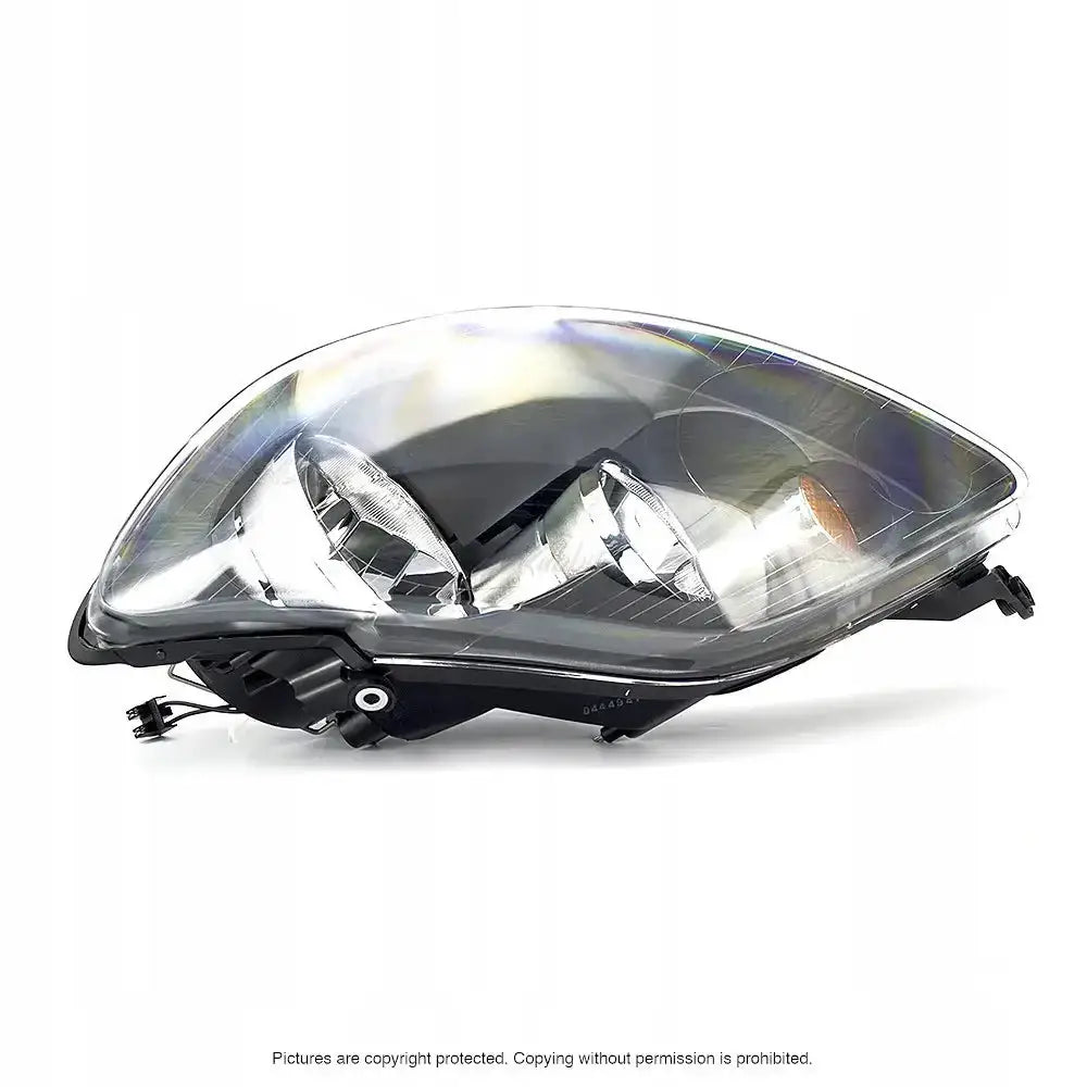 Headlamp Vw Golf 5 frontlykt med klar plast, sorte detaljer og oransje blinklysdel, skrå forside.