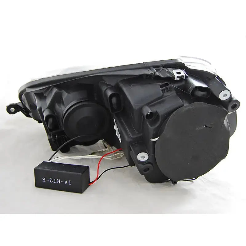 Hovedlys Vw Golf 5 Angel Eyes CCFL Black sett bakfra med ledninger og svart elektronisk komponent.