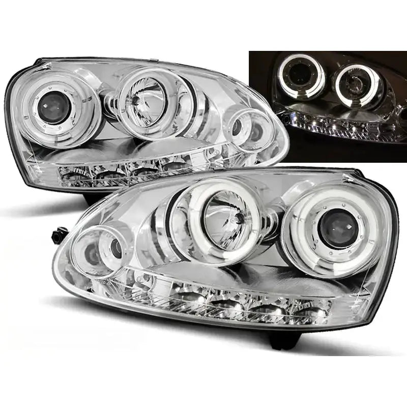 Frontlykter Vw Golf 5 Angel Eyes Chrome med runde LED-elementer og kromdetaljer, tent i mørket.