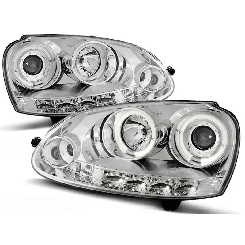 Hovedlykter Vw Golf 5 Angel Eyes Chrome med klart glass og synlige LED-elementer, sett forfra i vinkel.