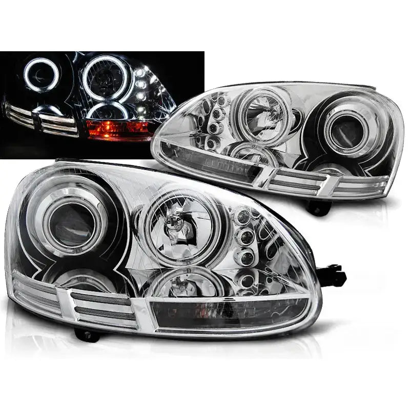 Frontlykter Vw Golf 5 10.03-09 i krom med LED-ringer, sett forfra mot hvit bakgrunn.
