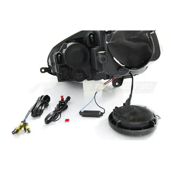 Headlamp bakside av sort plastdeksel med ledninger og elektriske komponenter for Vw Golf 5.