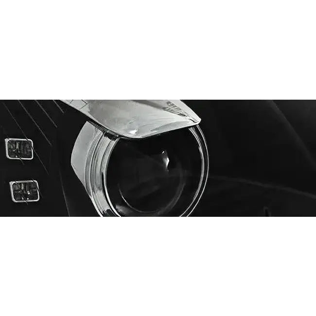 Hovedlys VW Golf 5 LED DRL Black, nærbilde av rund linse med sølvkant og sorte designdetaljer.