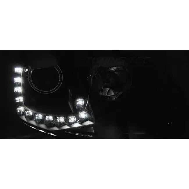 Headlights Vw Golf 5 LED DRL Black nærbilde med hvite lysdioder rammer lyktehuset.