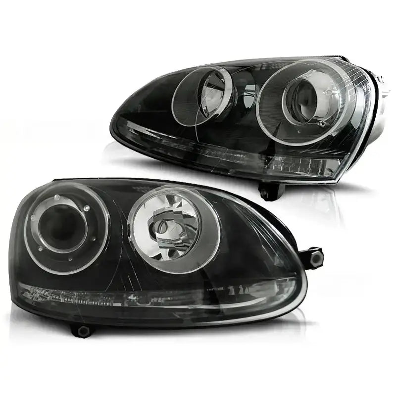 Frontlykter Vw Golf 5 R32 Black vist fra skrå vinkel med runde reflektorer på hvit bakgrunn.