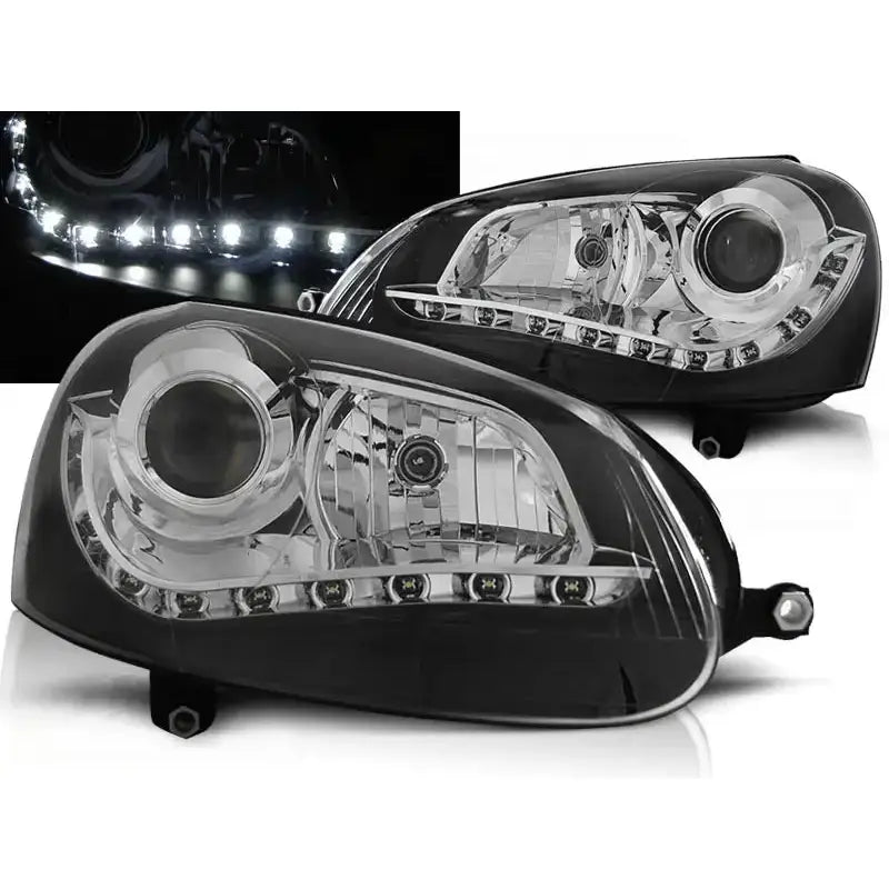 Frontlykter Vw Golf 5 Black med klare linser, svarte detaljer og LED-lysbånd, sett fra skrå vinkel.