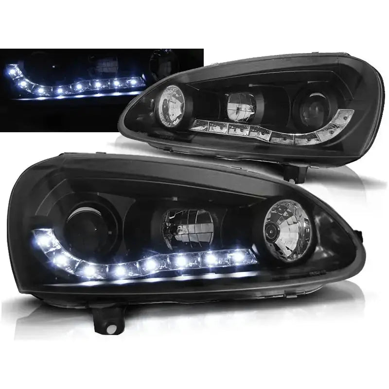 Frontlykter Vw Golf 5 Black Led med buede LED-lys, sett fra skrå vinkel mot klare linser.