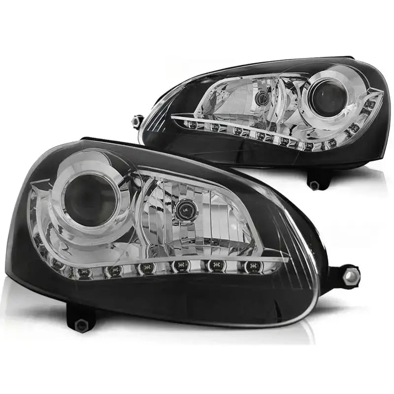 Frontlykter Vw Golf 5 Black Xenon med klart plastglass, svart hus og LED-lysstripe nederst.