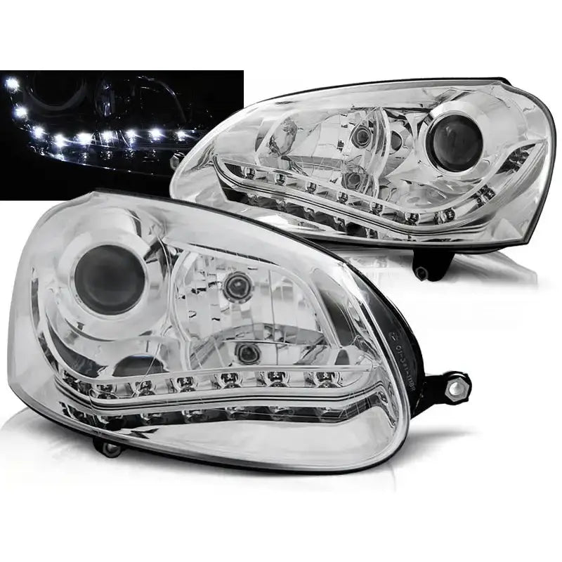 Frontlykter Vw Golf 5 Chrome med klare linser og LED-lys, sett fra skrå vinkel med LED-stripen tent.