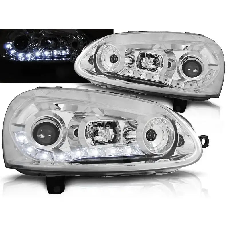 Frontlykter Vw Golf 5 Chrome Led med synlige LED-lys og reflektorer, tent i mørket.