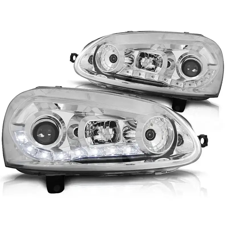 Hovedlykter Vw Golf 5 Chrome Led med klart glass, kromdetaljer og LED-lys, sett fra skrå vinkel.