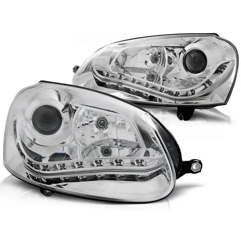 Frontlykter Vw Golf 5 Chrome Xenon med klare linser, kromdetaljer og LED-lysrekke nederst.