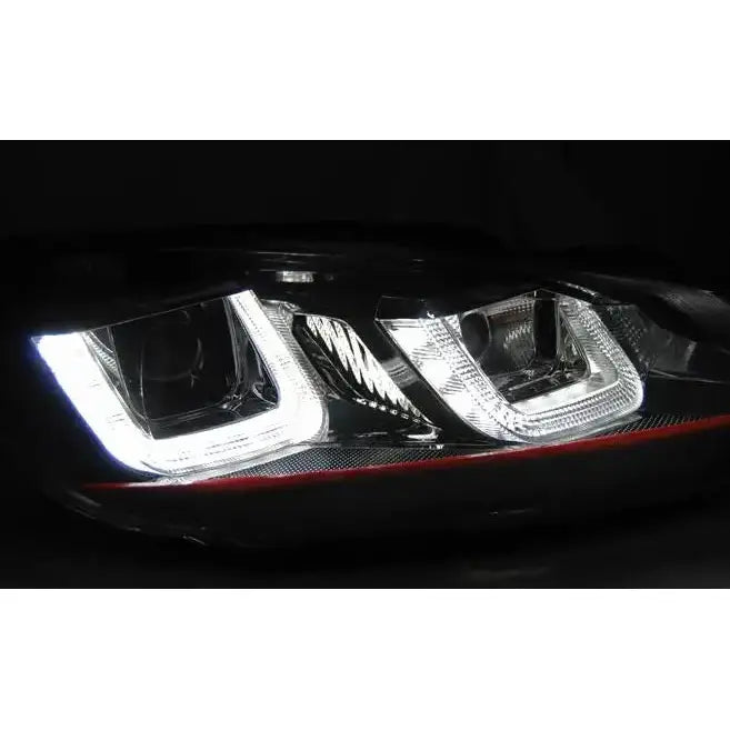 Hovedlys Vw Golf 6 sorte frontlykter med rød linje og LED-ramme, sett fra skrå vinkel.