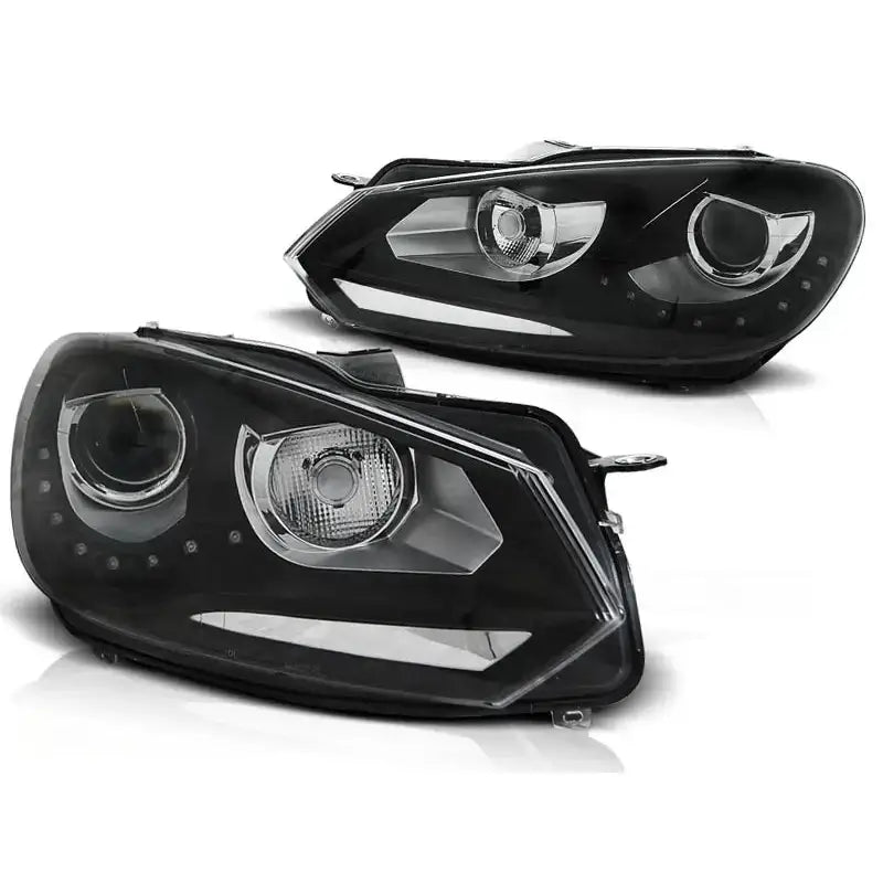 Hovedlykter Vw Golf 6 Daylight Black med klare linser, LED-detaljer og moderne design, sett fra skrå vinkel.