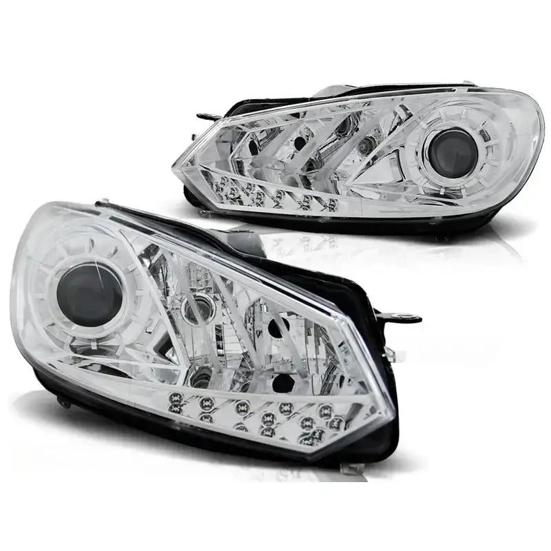 Hovedlykter Vw Golf 6 10.08-12 med LED og kromdetaljer, sett skrått forfra mot hvit bakgrunn.