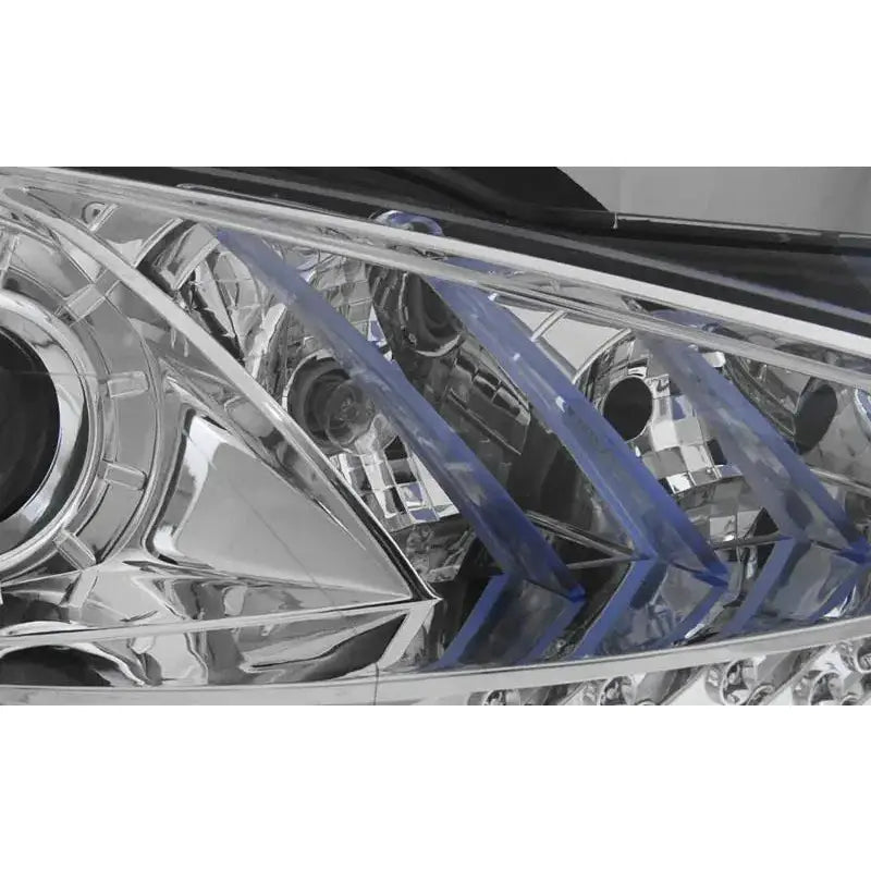 Hovedlys Vw Golf 6 10.08-12 med klart glass, kromdetaljer og blå striper, nærbilde av lykten.