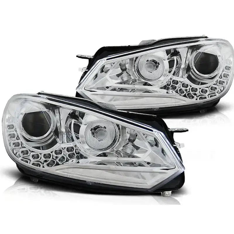 Hovedlykter Vw Golf 6 med klart glass, svart ramme og moderne reflektordesign, sett skrått forfra.