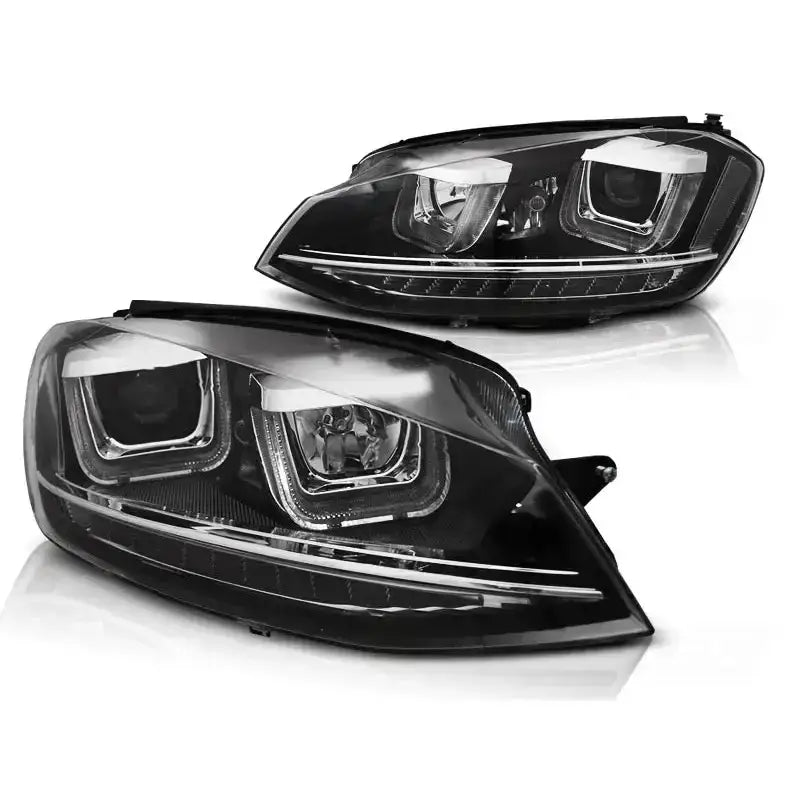 Hovedlykter Vw Golf 7 U-Type Black med LED-striper og moderne reflektordesign, sett skrått forfra.