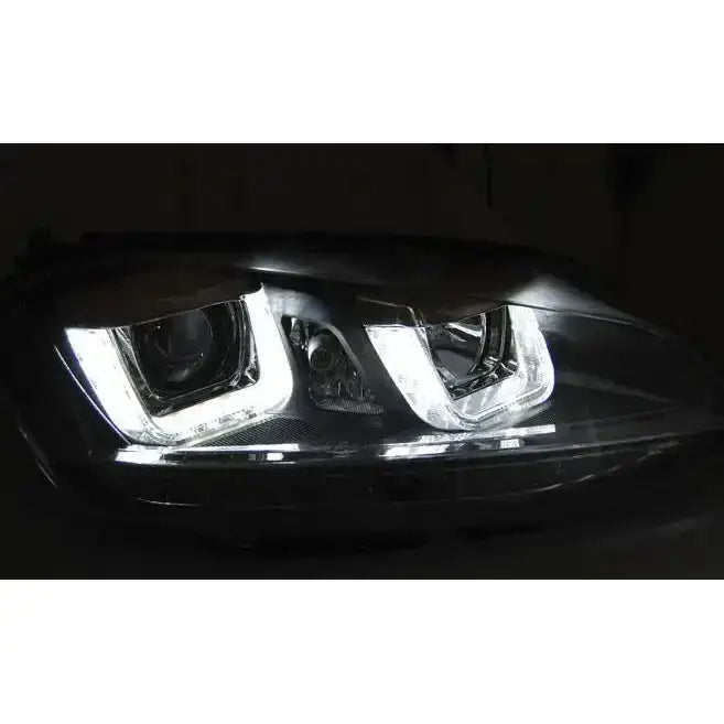 Hovedlys Vw Golf 7 U-Type Black Red Line med hvite LED-rammer, nærbilde fotografert i mørket.