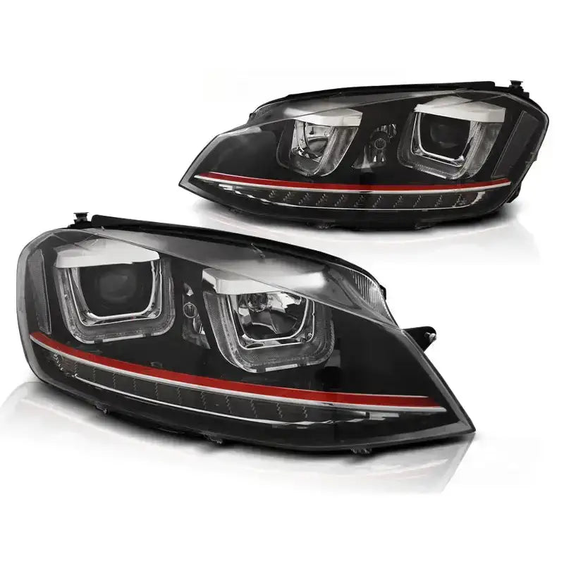 Hovedlykter Vw Golf 7 U-Type Black Red Line med sort ramme, LED-stripe og rød detalj, sett skrått forfra.