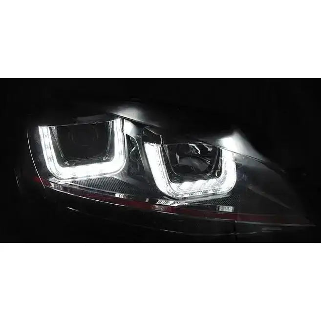Hovedlys Vw Golf 7 U-Type Black Red Line med rektangulære LED-lysslynger, lyset er på.