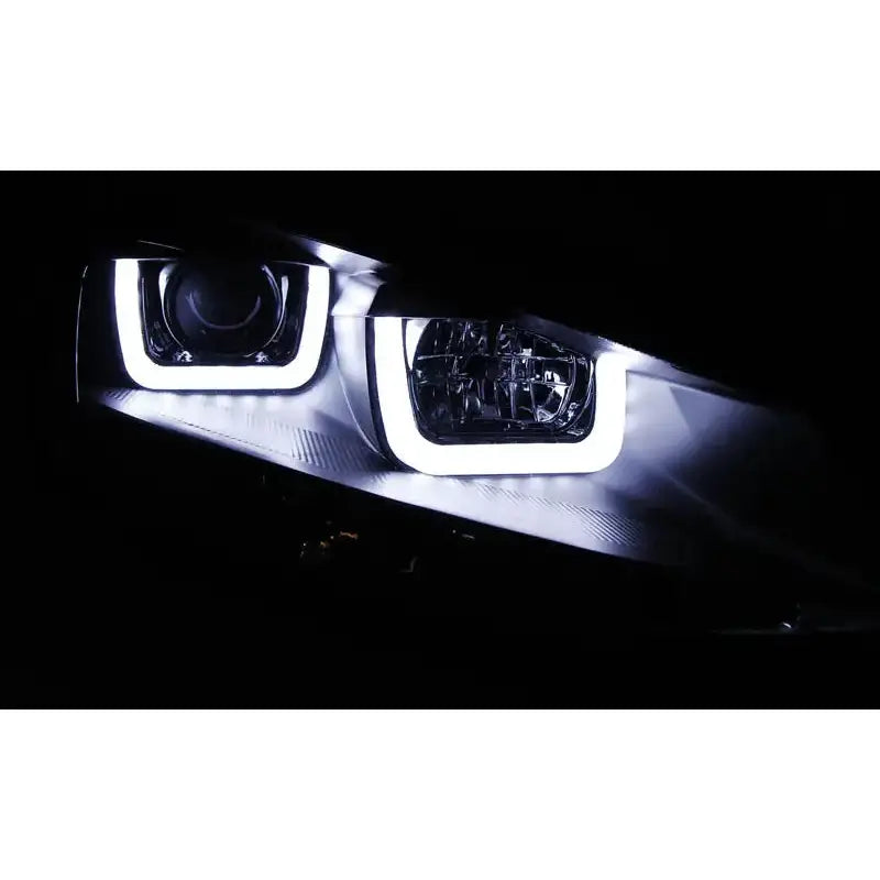 Hovedlys Vw Golf 7 U-Type Black med hvite LED-striper og reflektorer avbildet i mørket.