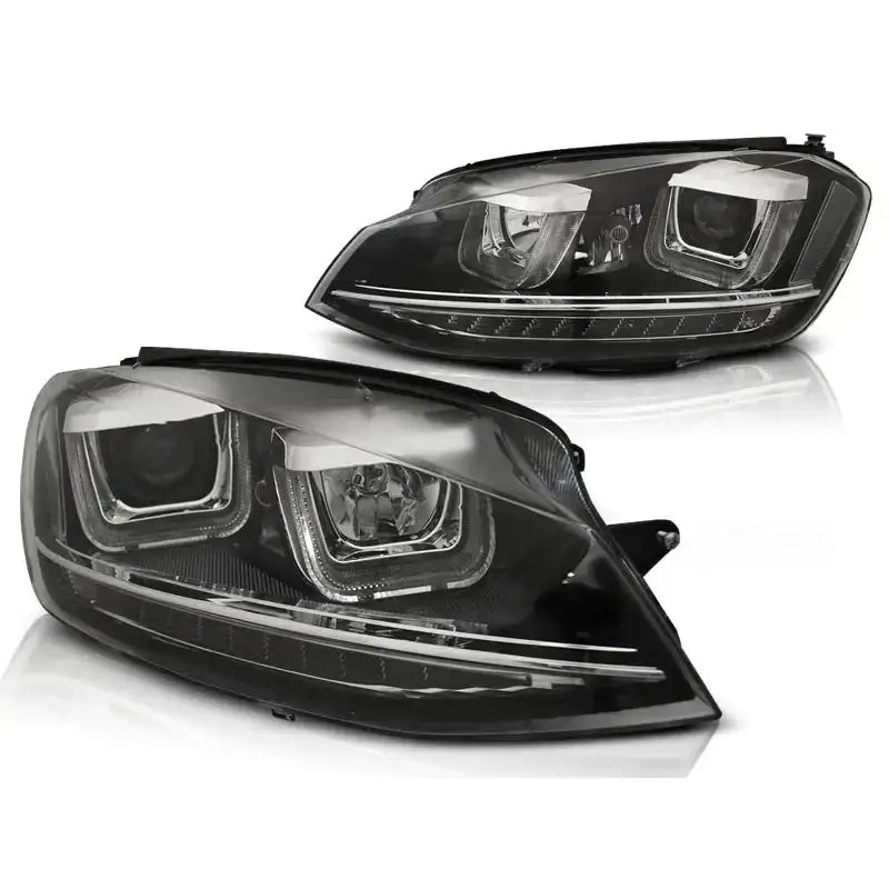 Hovedlykter Vw Golf 7 U-Type Black DRL med LED-lysstripe, sett fra skrå vinkel.