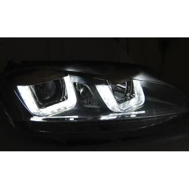 Hovedlys Vw Golf 7 U-Type Black DRL med hvite LED-lys tent mot mørk bakgrunn.