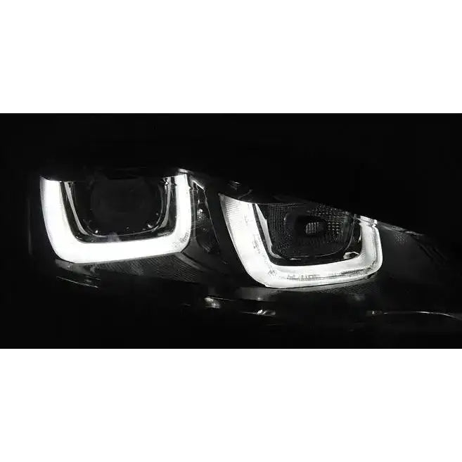 Hovedlys Vw Golf 7 U-Type Black DRL SEQ med LED-rammer, nærbilde av opplyste frontlykter i mørke.