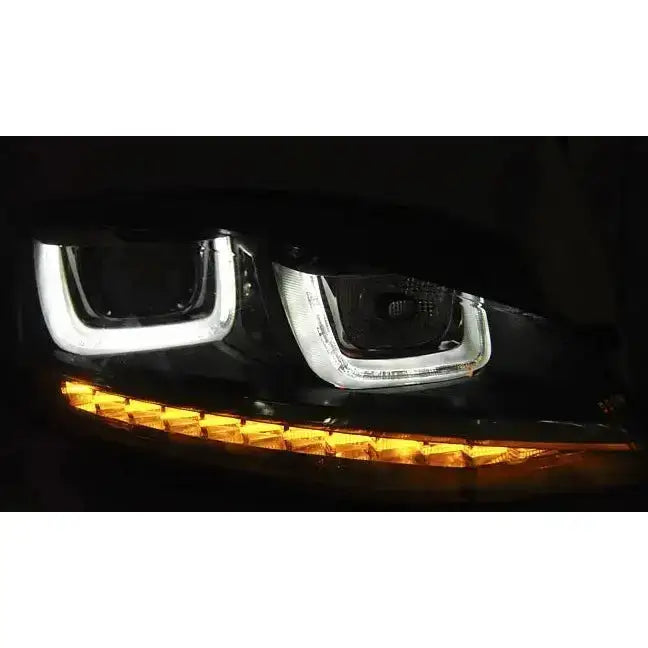 Headlights Vw Golf 7 U-Type Black med to hvite LED-rammer og oransje LED-lysrad i mørkt miljø.