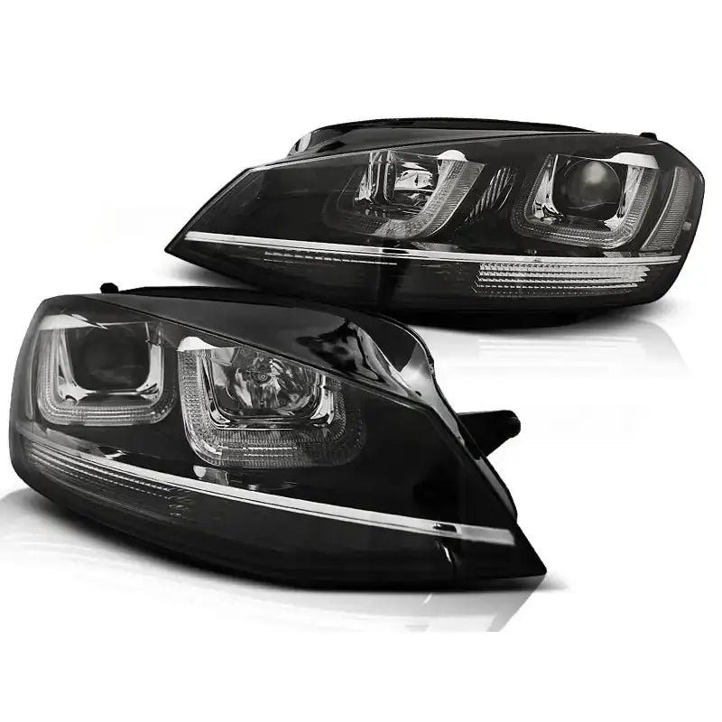 Hovedlykter Vw Golf 7 U-Type sorte med kromlinje, sett skrått med tydelige reflektorer og glanset glass.