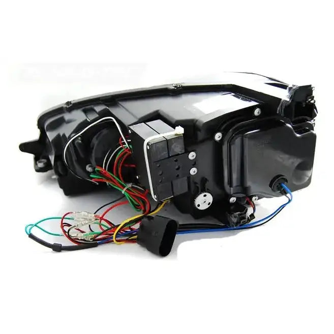 Headlights bakside av Vw Golf 7 U-Type lykt med synlige ledninger og kontakter fra skrå vinkel.