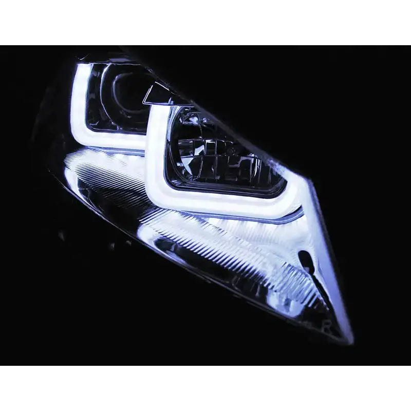 Headlights Vw Golf 7 U-Type Chrome LED nærbilde med hvitt lys og geometrisk design mot svart bakgrunn.
