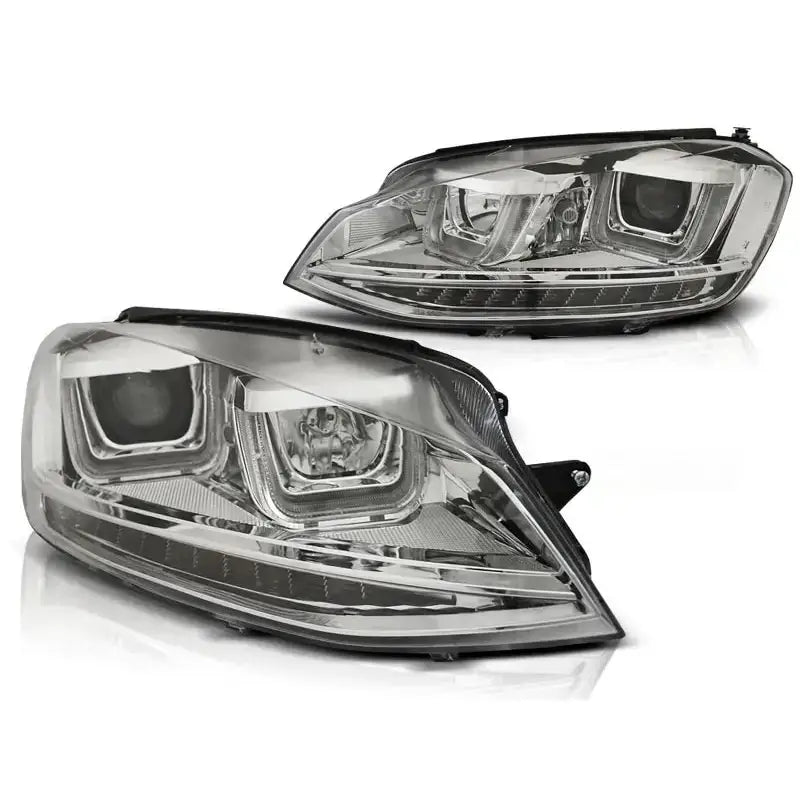 Hovedlykter Vw Golf 7 U-Type Chrome DRL med LED-striper og reflektorer sett fra skrå frontvinkel.