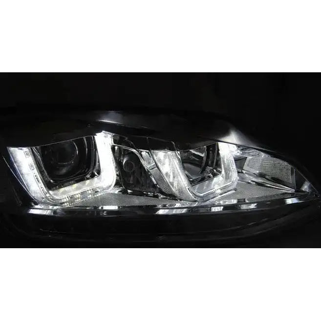 Hovedlys Vw Golf 7 U-Type Chrome DRL med LED, sølv og svarte detaljer mot mørk bakgrunn.