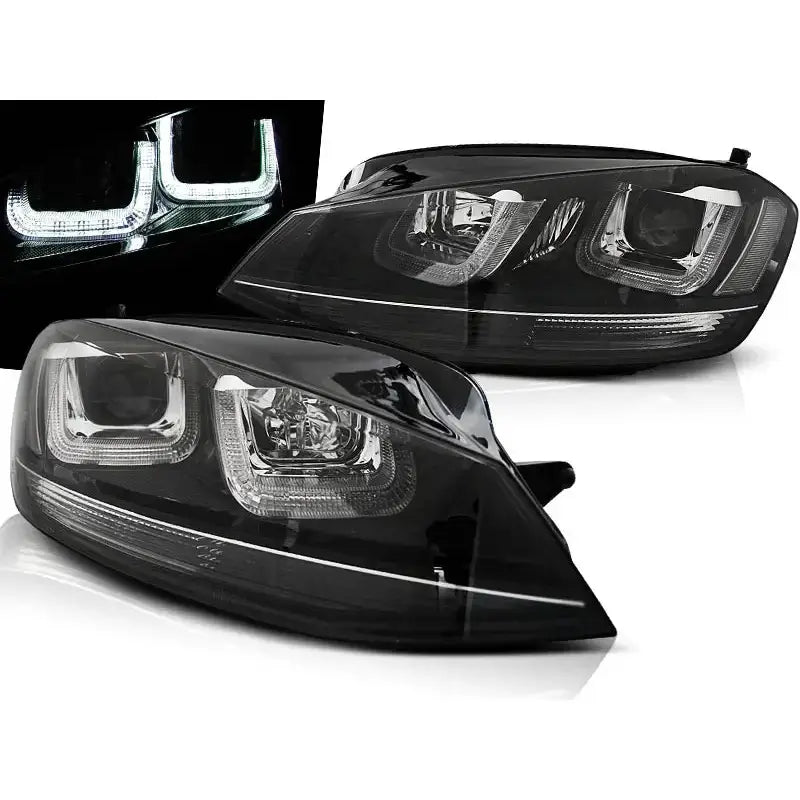 Frontlykter Vw Golf 7 U-Type med sotet glass og LED-detaljer, sett fra skrå vinkel.