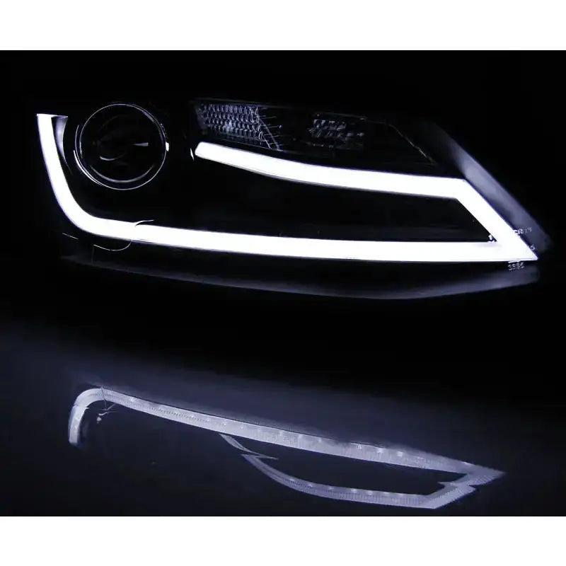 Hovedlys Vw Jetta VI 1.11- Tube Light Black med hvite LED-lys reflektert i blank overflate.