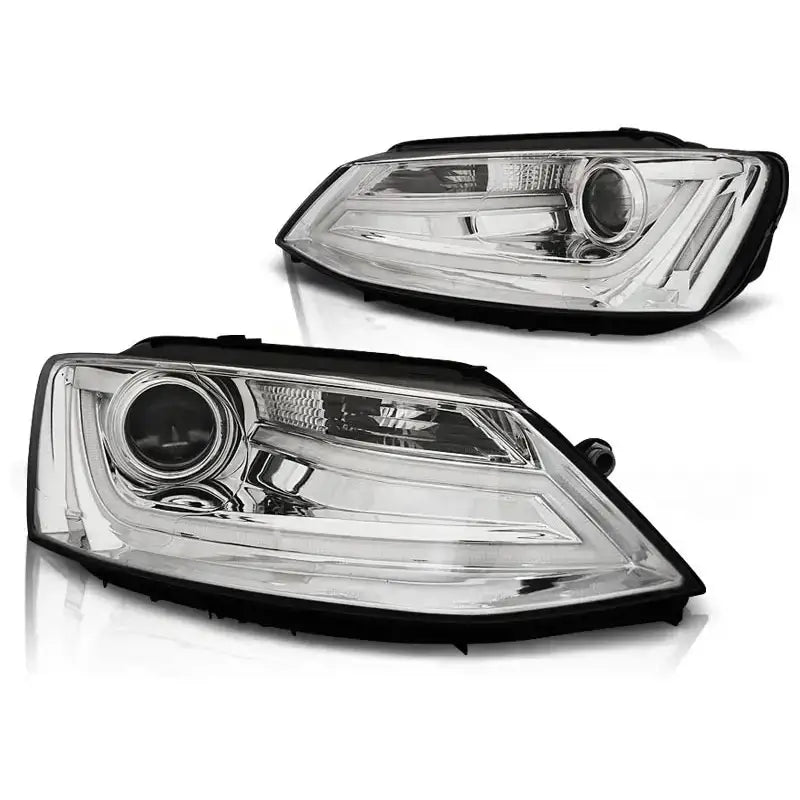 Hovedlykter Vw Jetta VI Tube Light Chrome med LED-striper, sett skrått forfra.