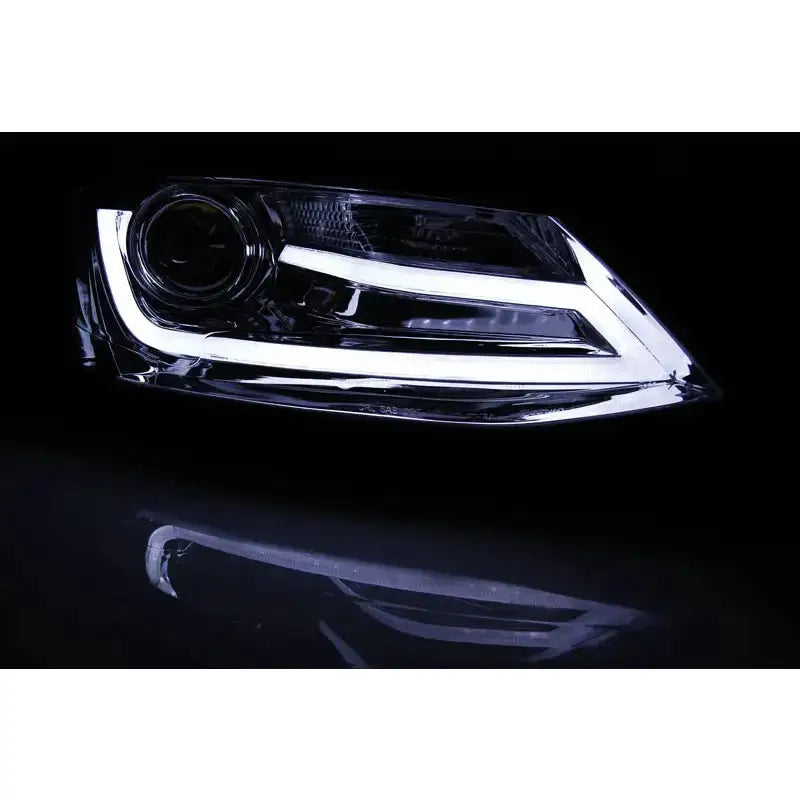 Hovedlys Vw Jetta VI Tube Light Chrome LED-frontlykt med hvite lysstriper sett fra skrå vinkel.