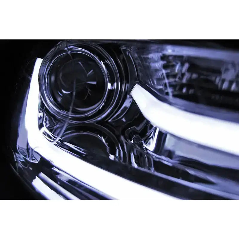Headlights Vw Jetta VI Tube Light Chrome med LED-stripe og sølvdetaljer, tent med blåhvitt lys.