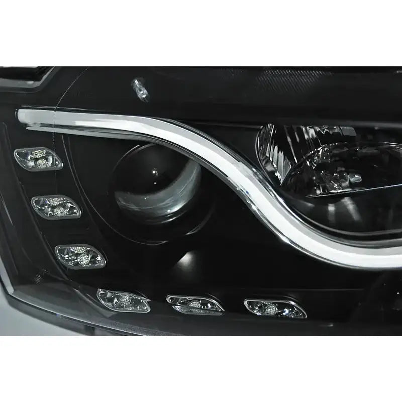 Hovedlys Vw Jetta VI Tube Light Tru DRL Black med LED-lys, sort hus og buet kromdetalj.