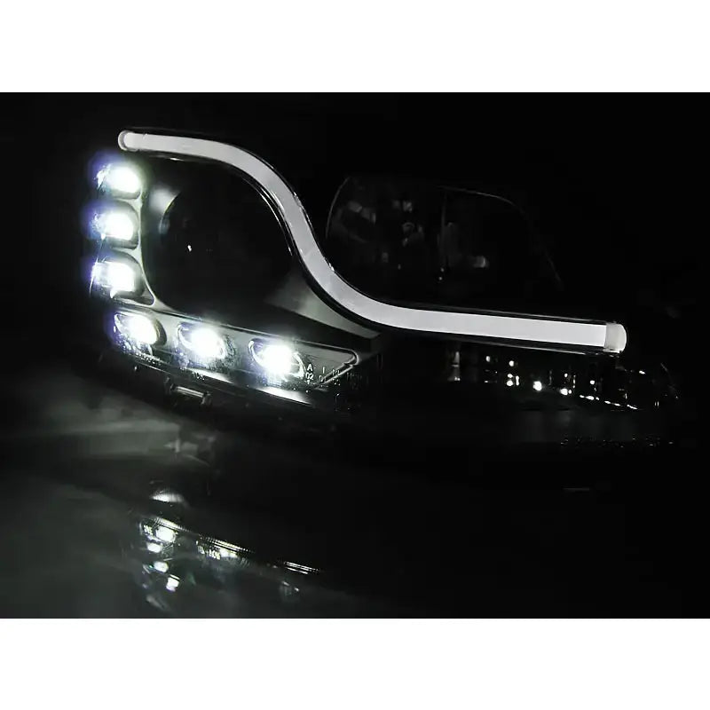 Headlights Vw Jetta VI Tube Light Tru DRL Black med hvite LED-lys og buet lyssignatur i mørket.