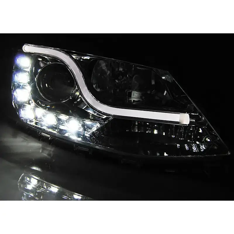 Headlamp Vw Jetta VI 1.11- Tube Light Tru DRL Chrome med klare LED og hvit lysstripe, skrå forside.