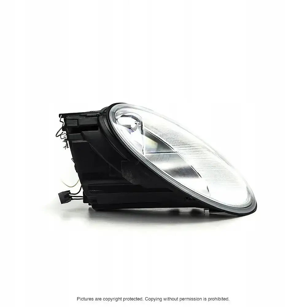 Headlights Vw New Beetle 05-10 oval billykt med klart glass og sorte detaljer, sett fra skrå side.
