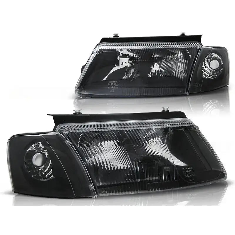 Frontlykter Vw Passat B5 3B i svart med klare linser, sett fra ulike vinkler mot hvit bakgrunn.