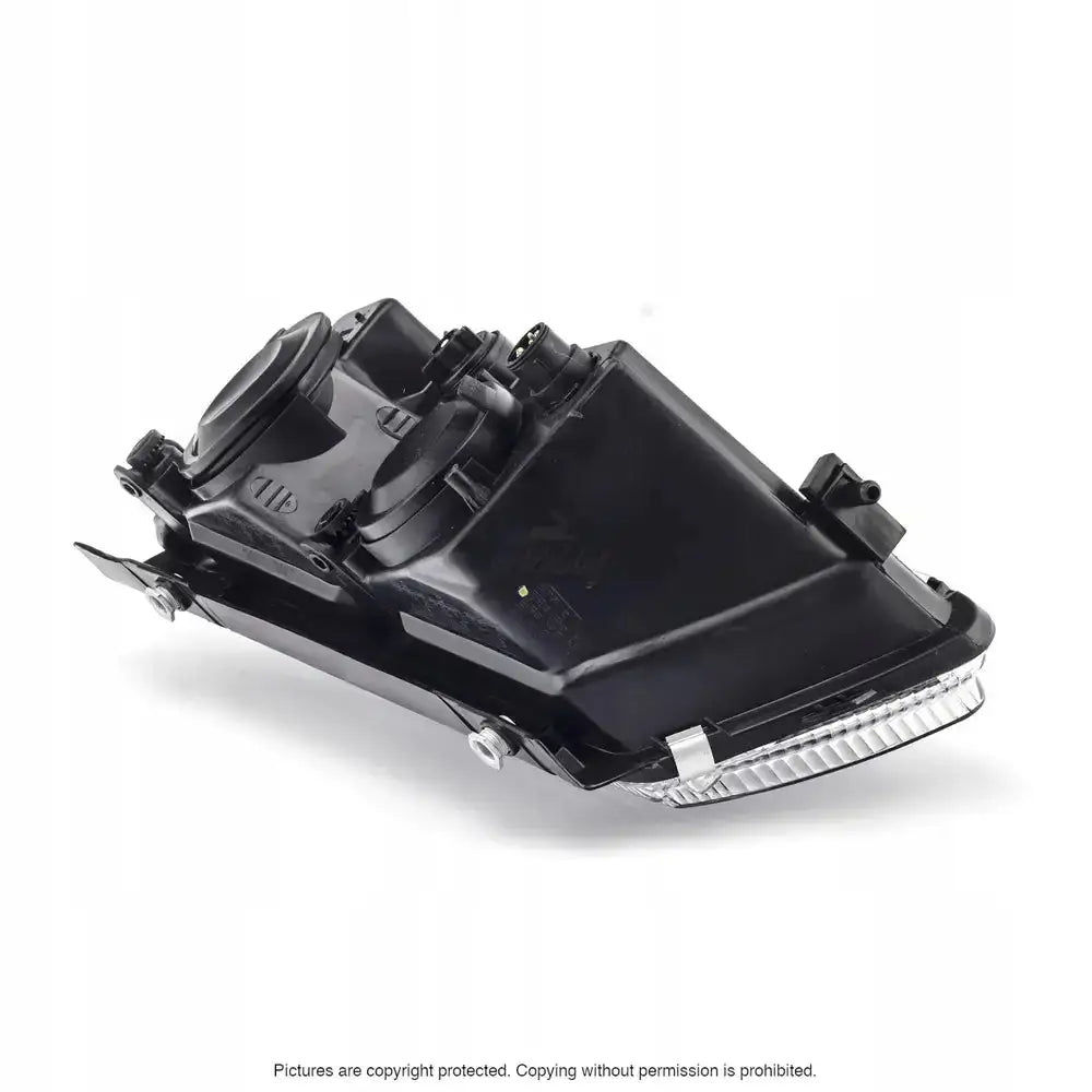 Hovedlykter Vw Passat B5 97-00 bakside med synlige dekklokk og koblingspunkter i svart plast.