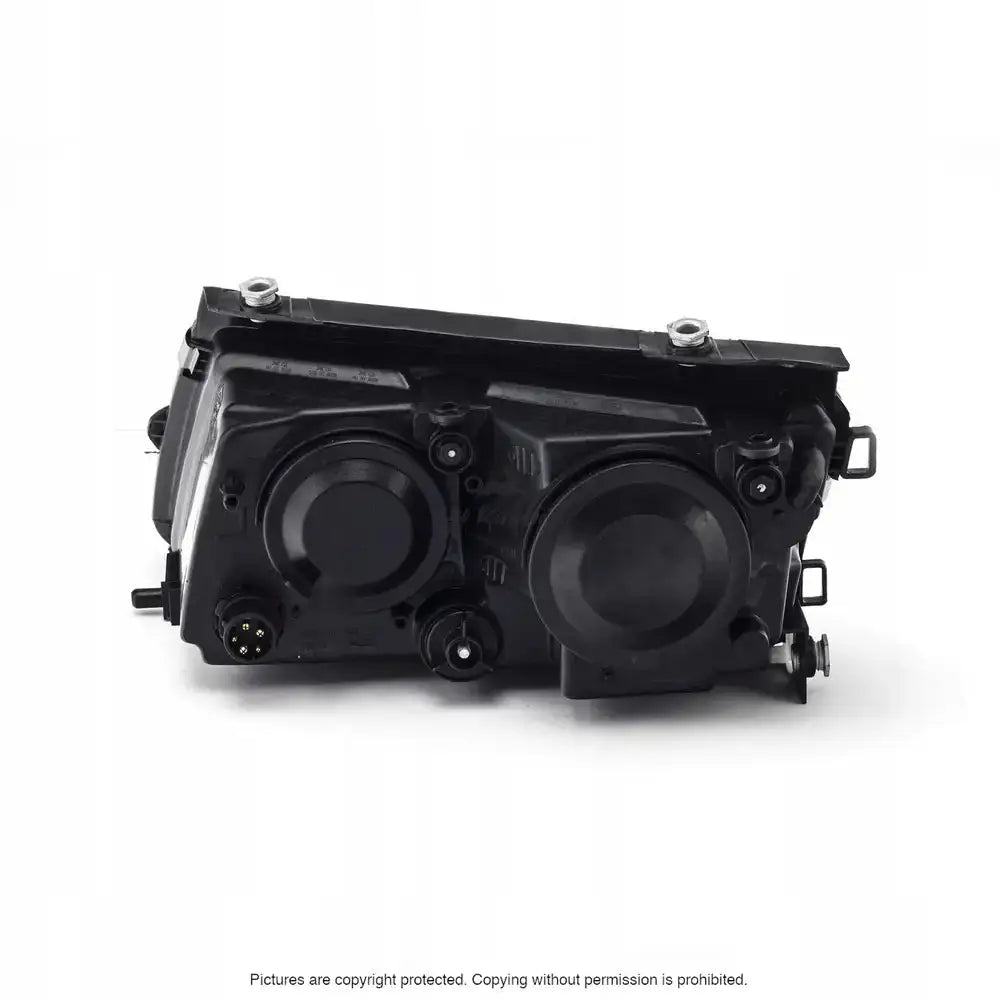 Headlamp bakside av Vw Passat B5 frontlykter med runde dekser og elektrisk kontakt på hvit bakgrunn.