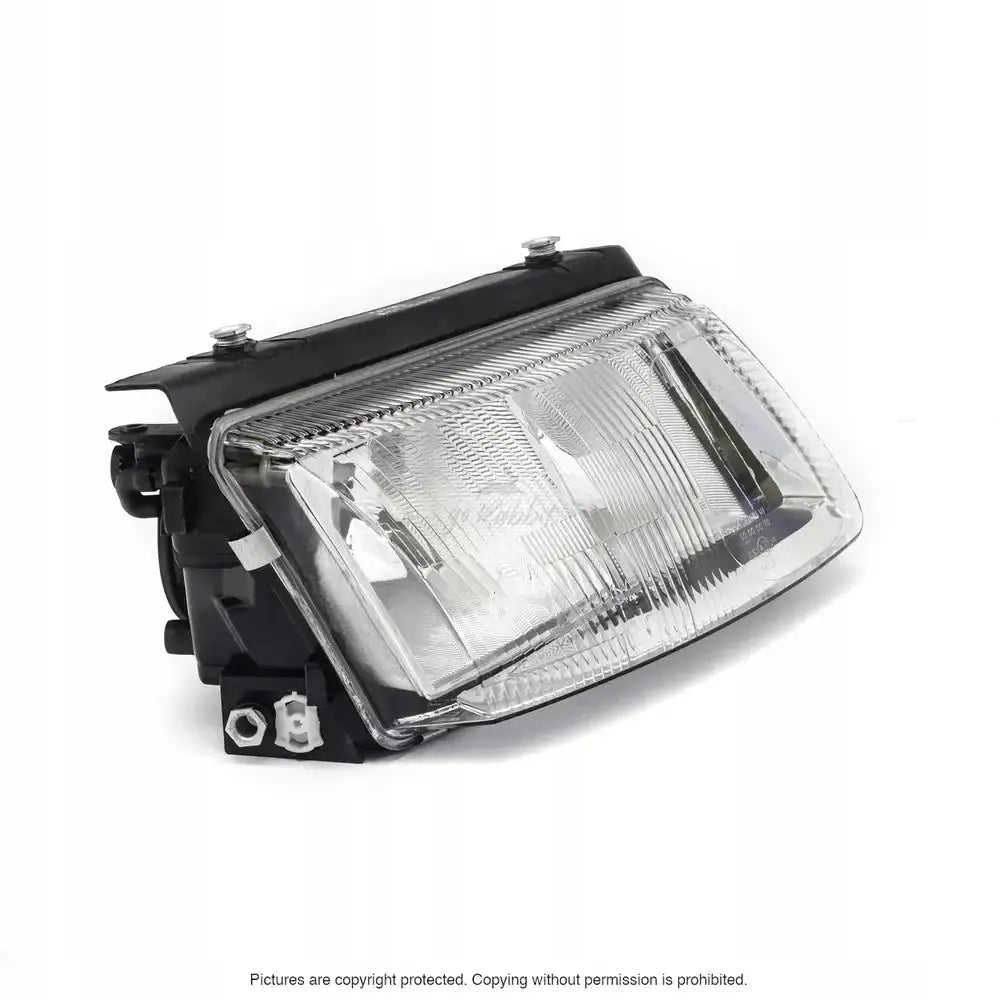 Frontlykter Vw Passat B5 97-00 i klart glass og svart plast sett fra skrå vinkel.